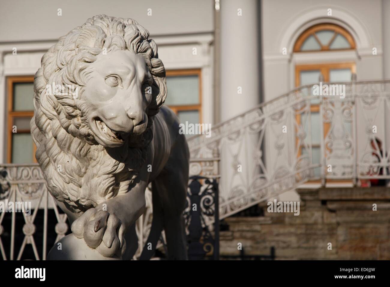 Une fonte sculpture lion près de Palais Yelagin Banque D'Images