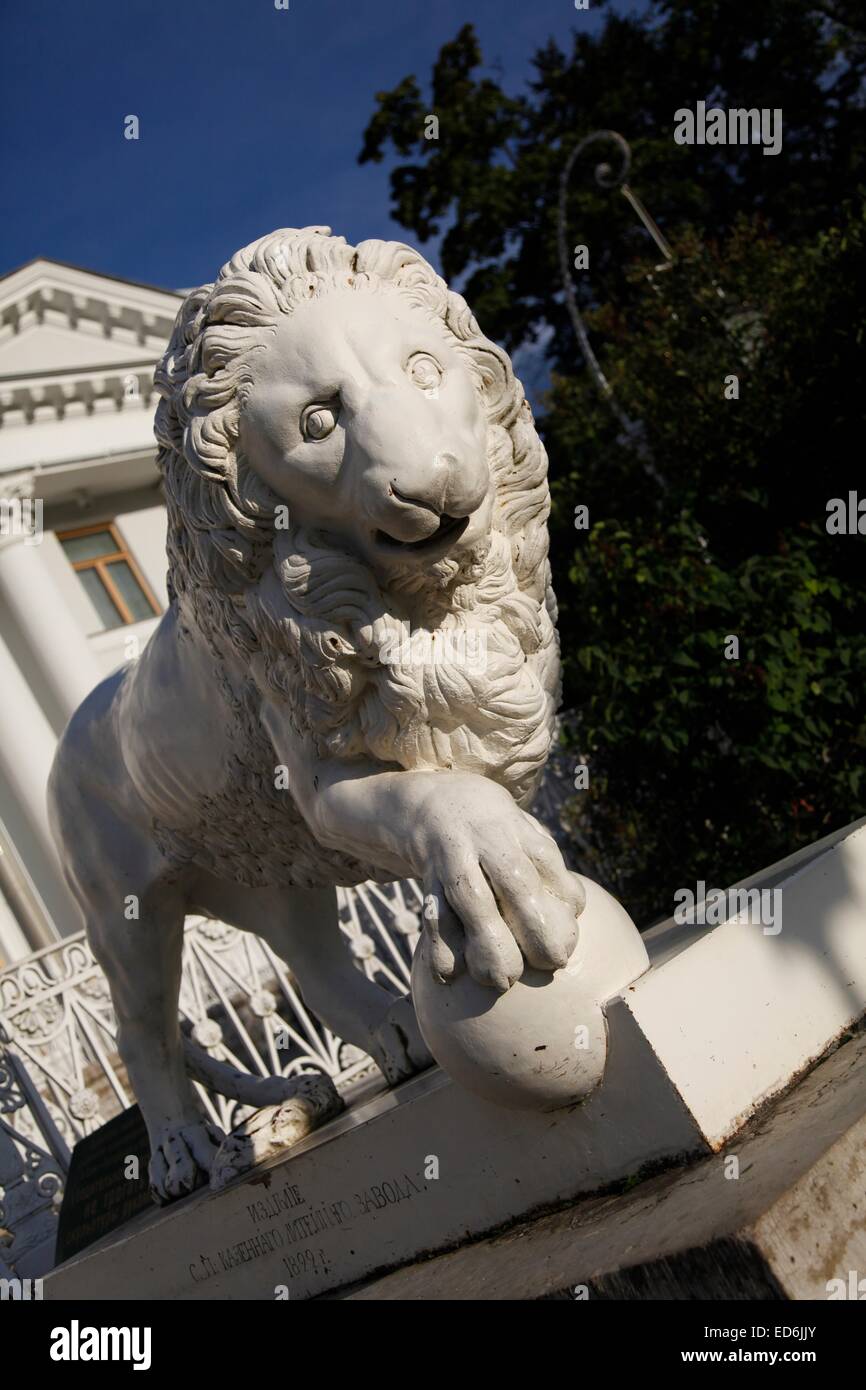 Une fonte sculpture lion près de Palais Yelagin Banque D'Images