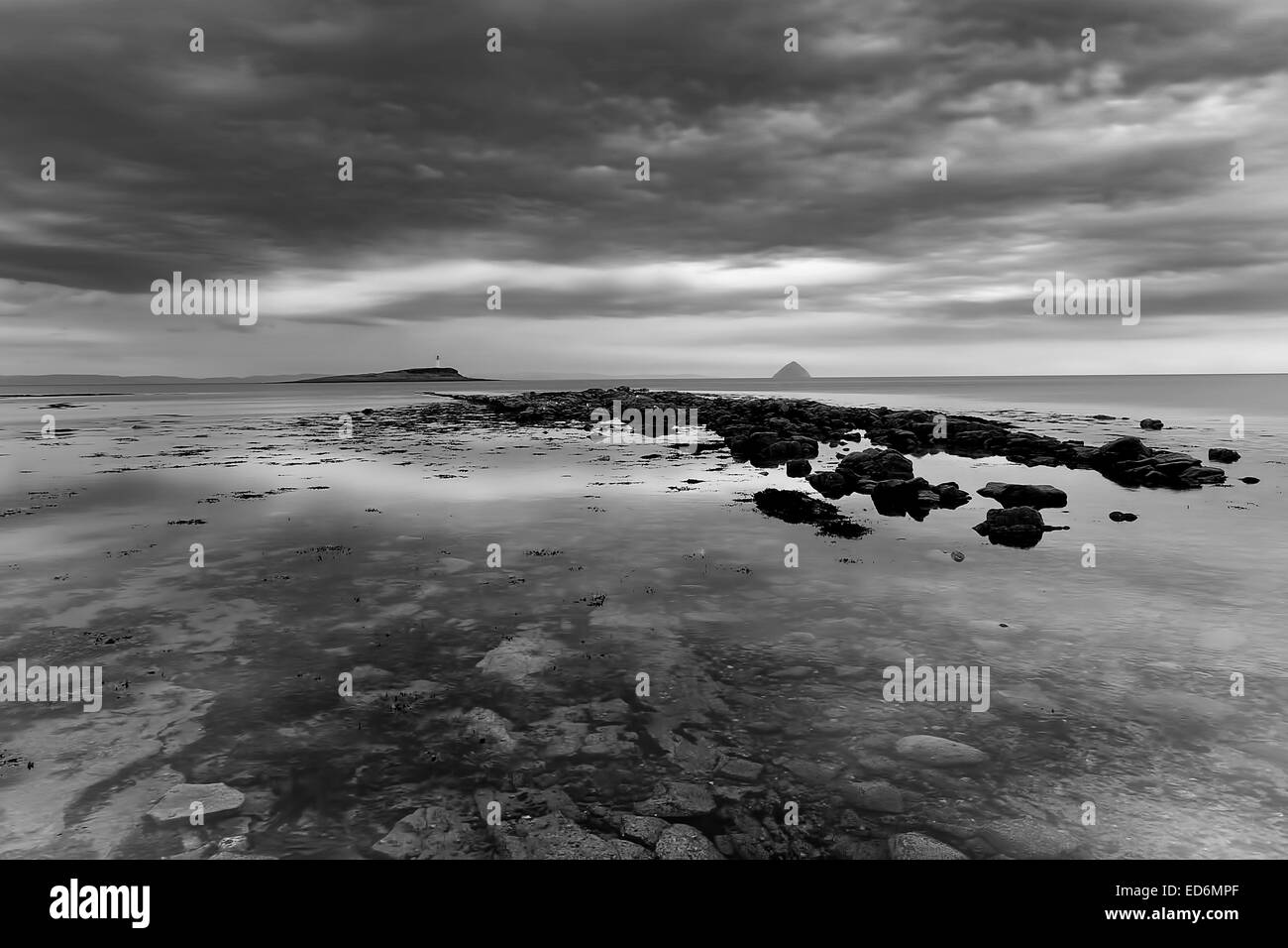 La vue depuis le rivage à Kildonan sur l'île d'Arran à vers Ailsa Craig Banque D'Images