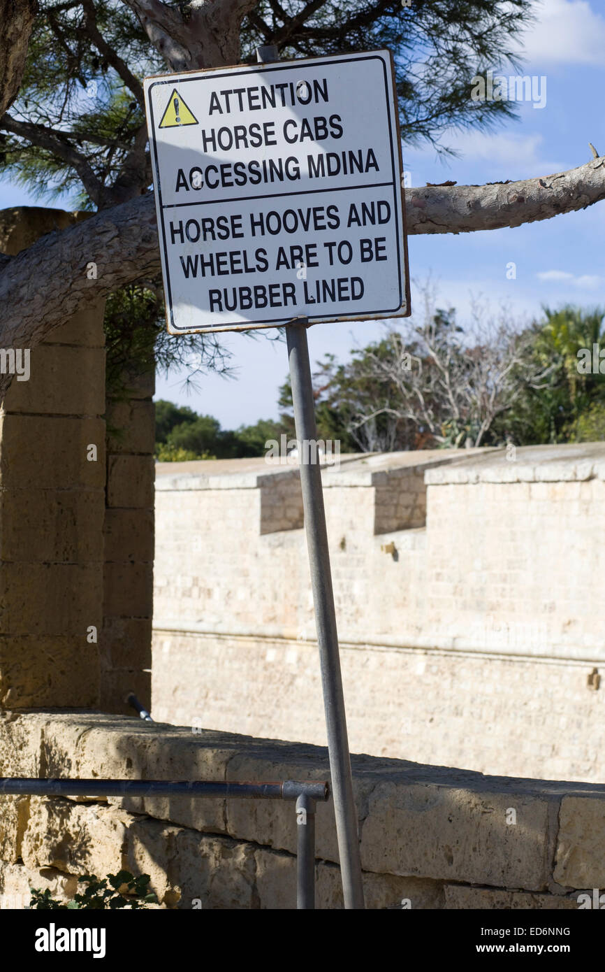 Attention l'accès aux cabines de cheval signe Mdina, sabots de chevaux et de roues doivent être doublés en caoutchouc. Banque D'Images