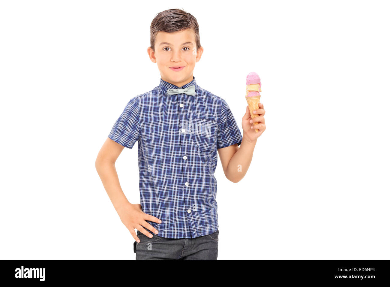 Jeune homme tenant un cornet de crème glacée isolé sur fond blanc Banque D'Images