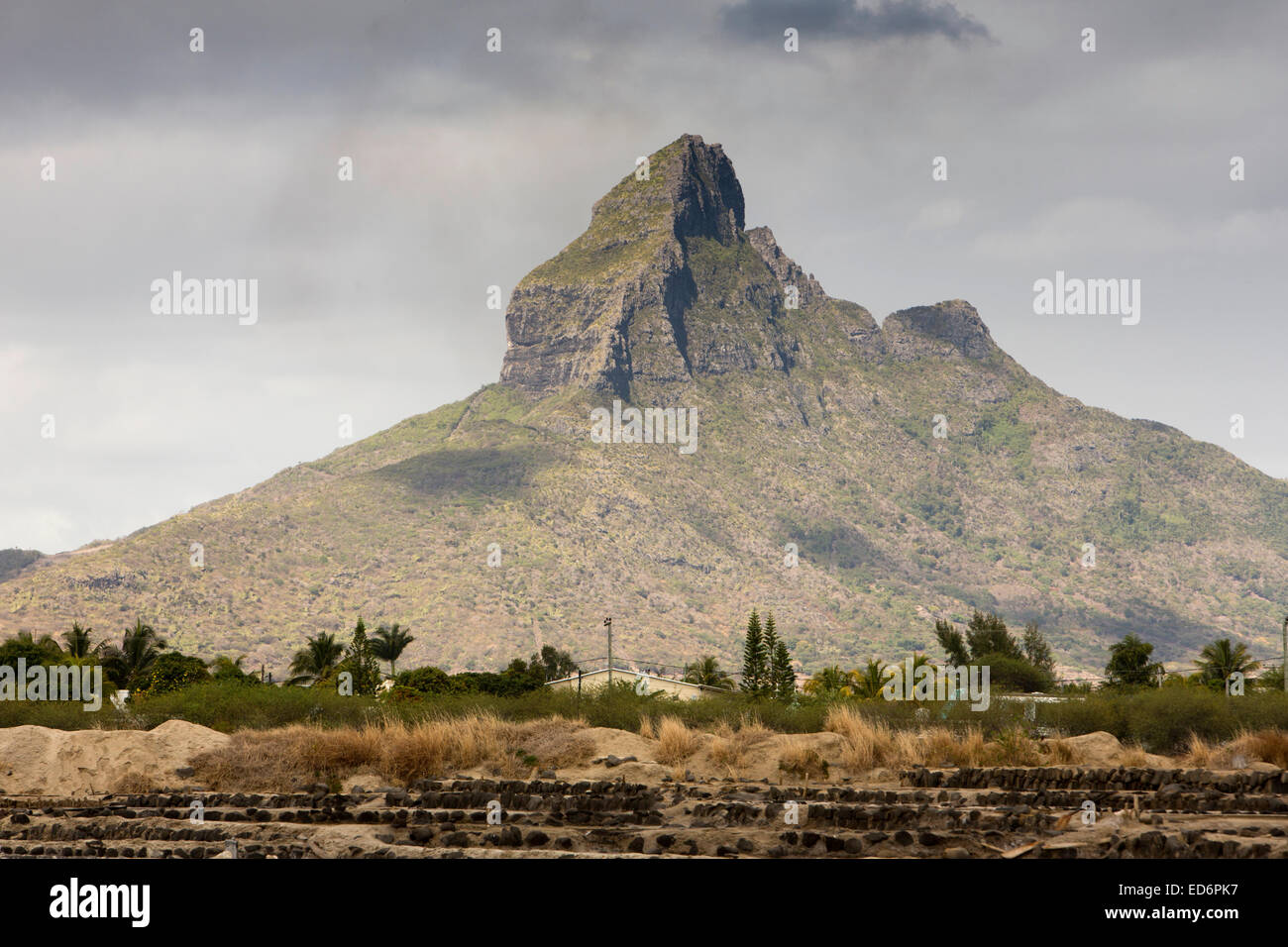 L'Ile Maurice, Tamarin, Montagne du rempart derrière les salines Banque D'Images