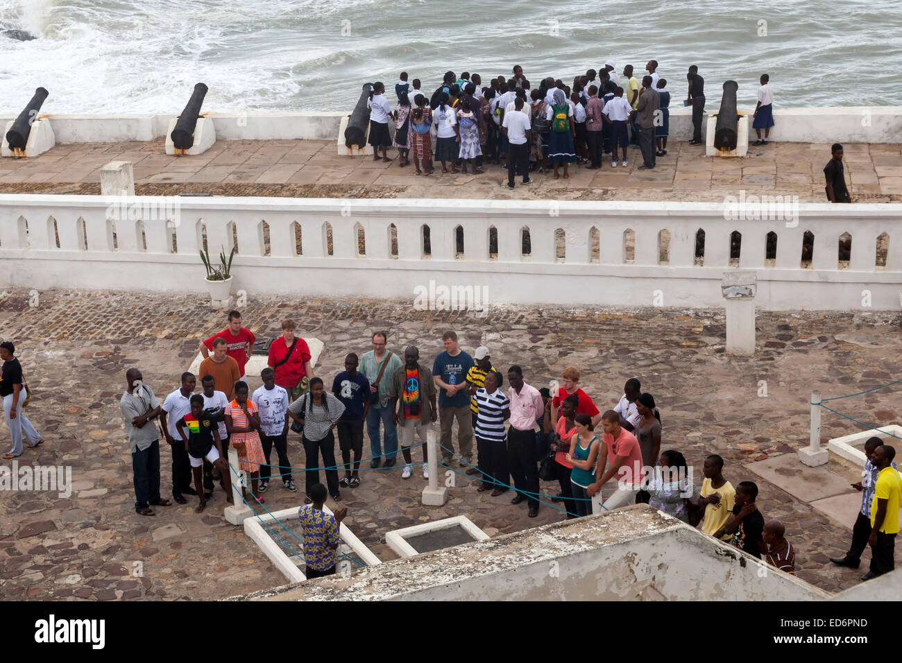 Élèves qui se rendent au château de Cape Coast, Ghana, Afrique Banque D'Images