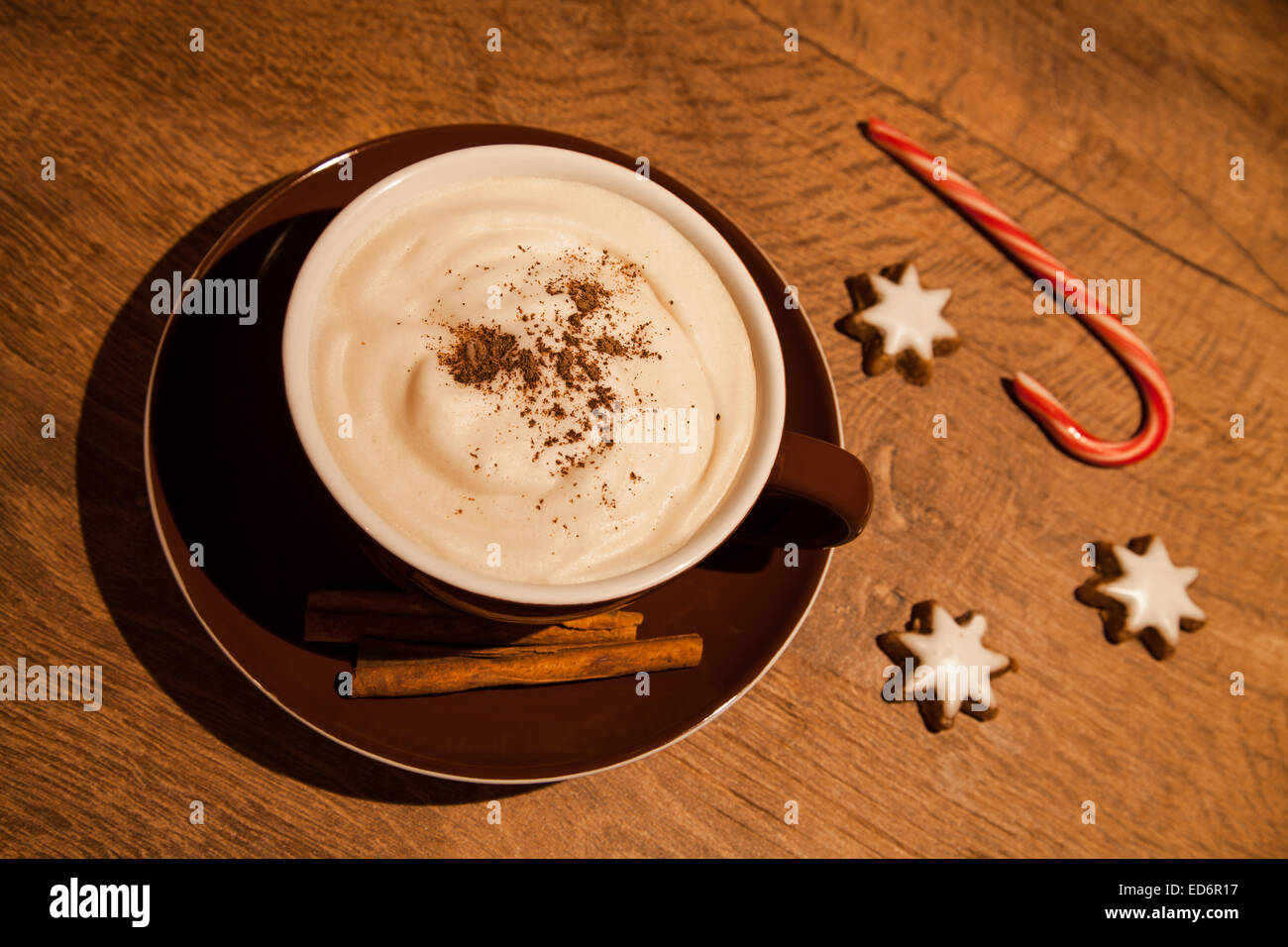 Tasse de cappuccino, de bonbons de la canne à sucre et de cookies Banque D'Images