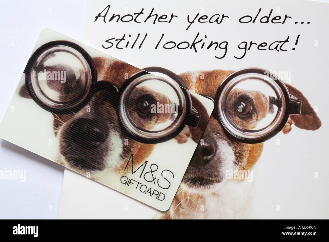 Encore un an de plus à la grande - M&S Carte cadeau carte cadeau anniversaire sur fond blanc Banque D'Images