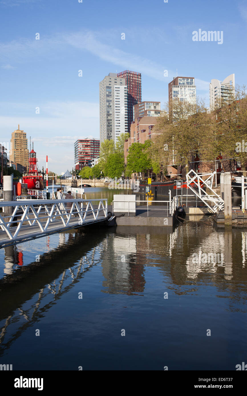 Le centre-ville de Rotterdam en Hollande, Pays-Bas, vue depuis le port de la ville. Banque D'Images