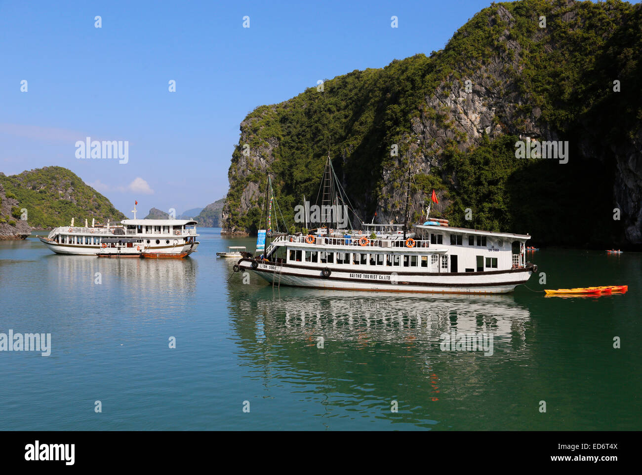 Bateaux de touristes dans la région de Ha Long Bay au large de la côte du Vietnam Banque D'Images