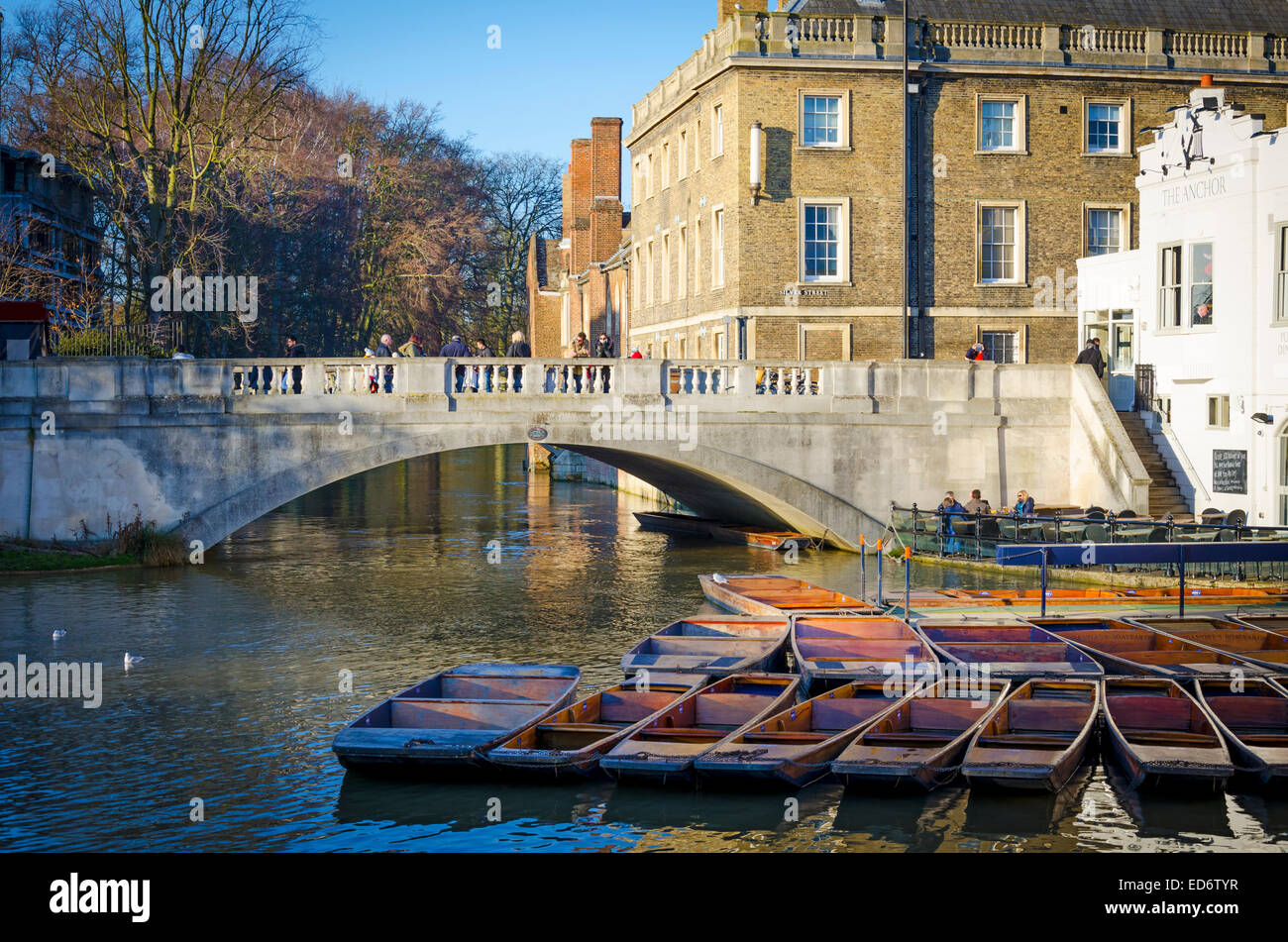 Cambridge, UK. 29 Décembre 2014 : plates sur la rivière Cam à Cambridge Banque D'Images