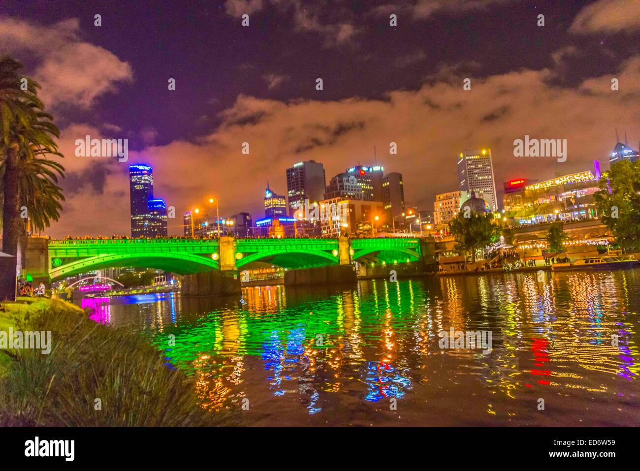 Feux de couleur sur Melbourne pont princess pont sur le fleuve Yarra pendant white night light show bridge illuminé en violet, gr Banque D'Images