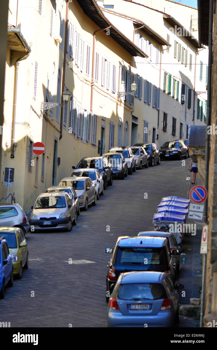 Parking voitures dans la rue de Florence, Italie Photo Stock - Alamy