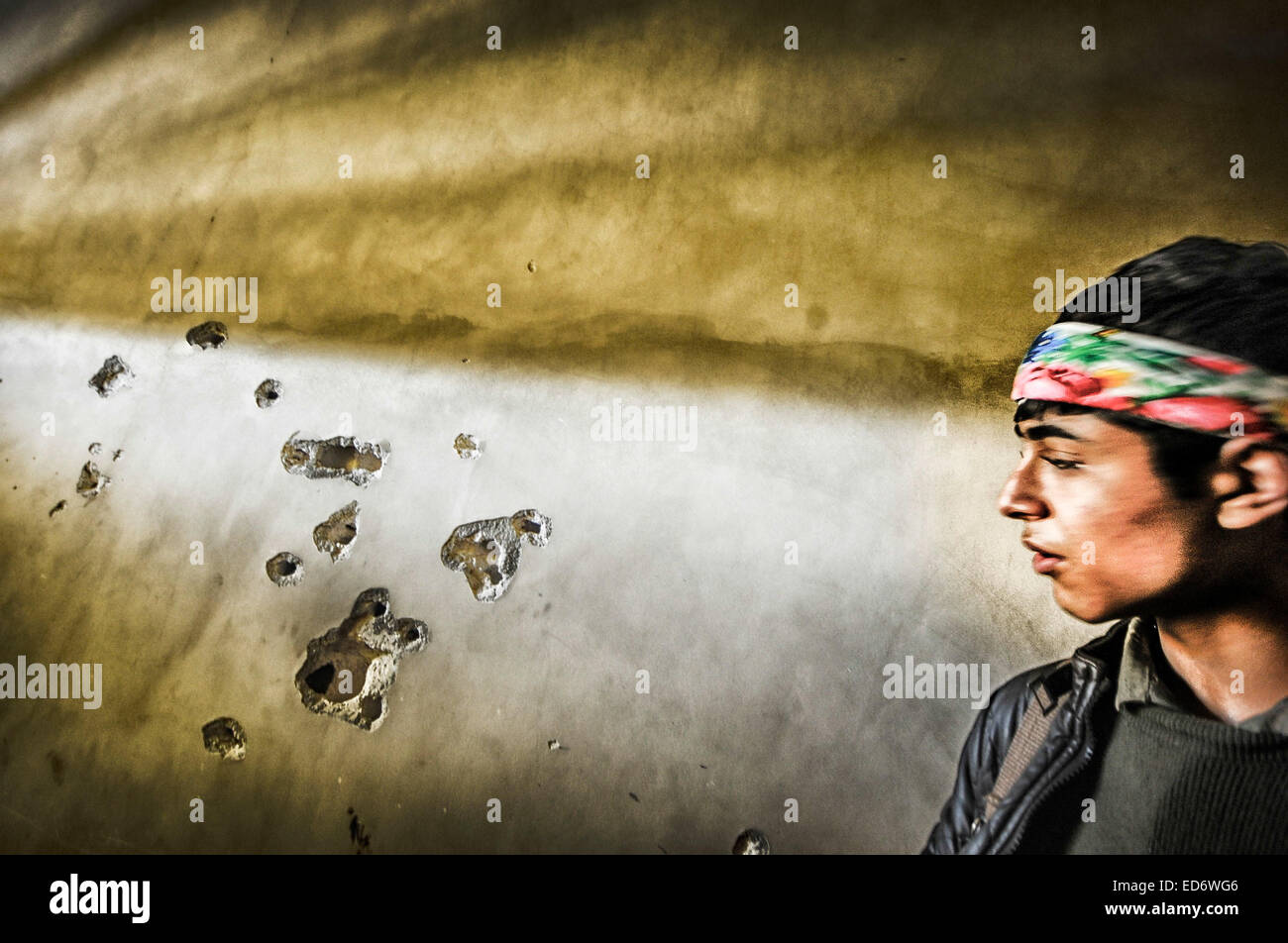 Kobane, la Syrie. Dec 21, 2014. Pompiers en Kobane des positions de l'homme à l'appui de l'avancement des troupes au sol dans la bataille pour l'Kobane contre l'Etat islamique. Les forces kurdes sont entièrement l'intégré. Les combattants féminins montrent beaucoup d'humilité et de l'efficacité en tant que membres dans la lutte pour la survie de leur pays. © Gail Orenstein/ZUMA/Alamy Fil Live News Banque D'Images
