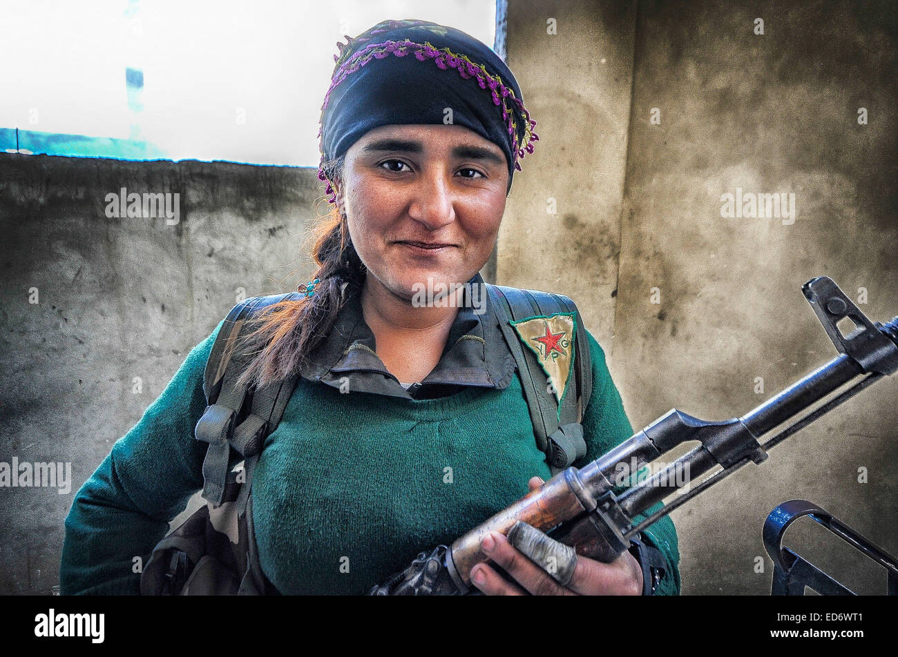Kobane, la Syrie. Dec 21, 2014. Pompiers en Kobane des positions de l'homme à l'appui de l'avancement des troupes au sol dans la bataille pour l'Kobane contre l'Etat islamique. Les forces kurdes sont entièrement l'intégré. Les combattants féminins montrent beaucoup d'humilité et de l'efficacité en tant que membres dans la lutte pour la survie de leur pays. © Gail Orenstein/ZUMA/Alamy Fil Live News Banque D'Images