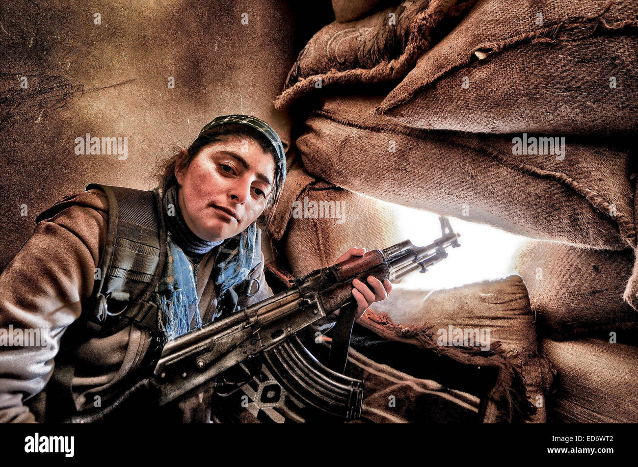 Kobane, la Syrie. Dec 21, 2014. Pompiers en Kobane des positions de l'homme à l'appui de l'avancement des troupes au sol dans la bataille pour l'Kobane contre l'Etat islamique. Les forces kurdes sont entièrement l'intégré. Les combattants féminins montrent beaucoup d'humilité et de l'efficacité en tant que membres dans la lutte pour la survie de leur pays. © Gail Orenstein/ZUMA/Alamy Fil Live News Banque D'Images