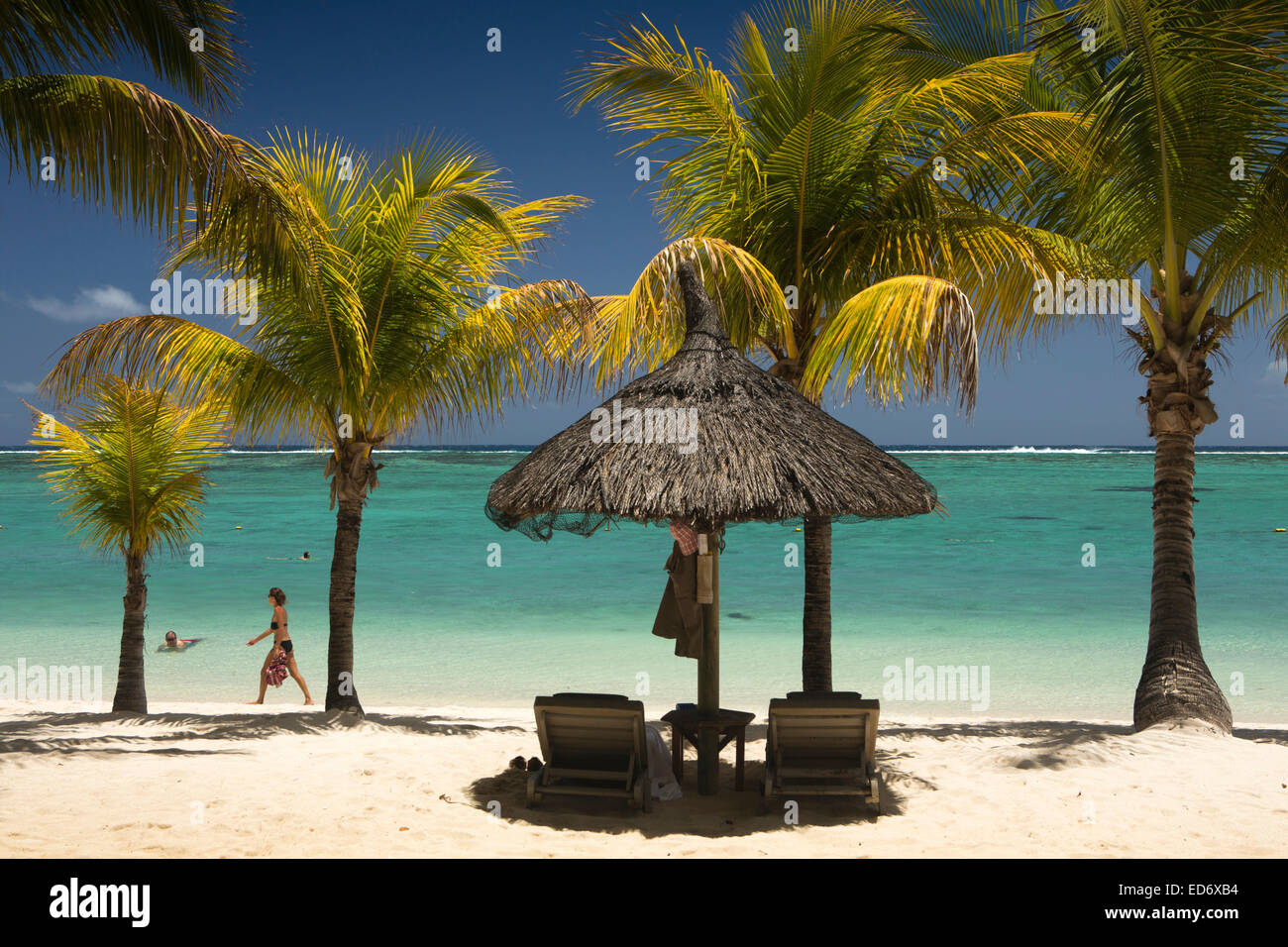 L'île Maurice, le morne, Lux Le Morne plage, ombragé de l'hôtel parasol sur mer Banque D'Images
