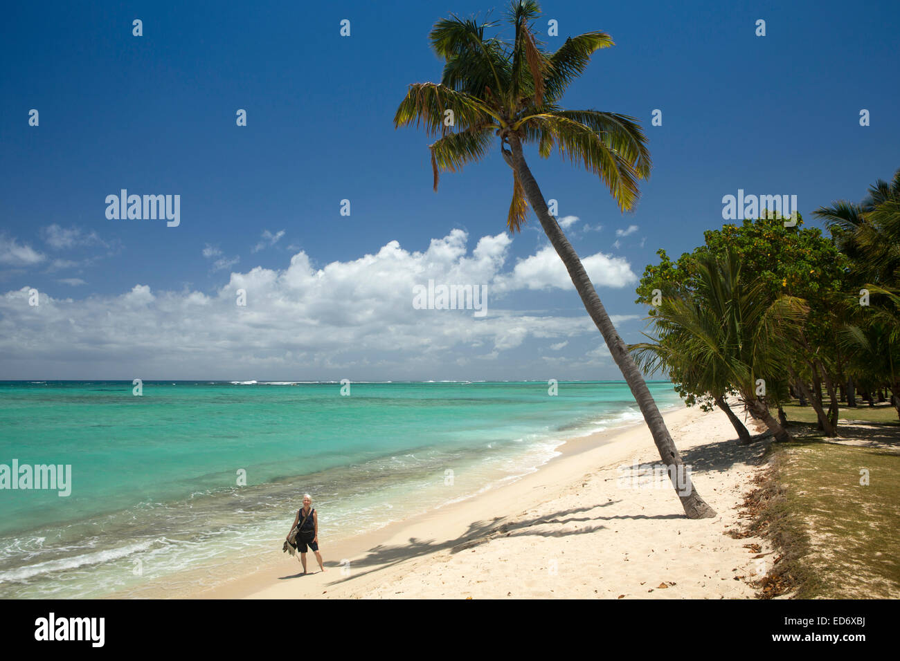 L'Ile Maurice, le M orne, Le Morne plage, femme debout sur le rivage Banque D'Images