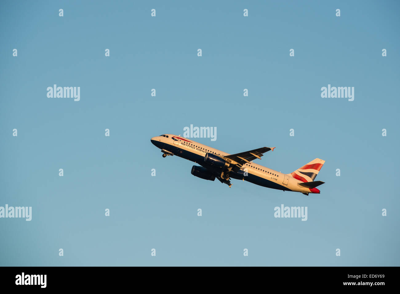 British Airways, vol BA2937, un Airbus A320, décolle de l'aéroport d'Édimbourg à destination de Londres Gatwick. Banque D'Images