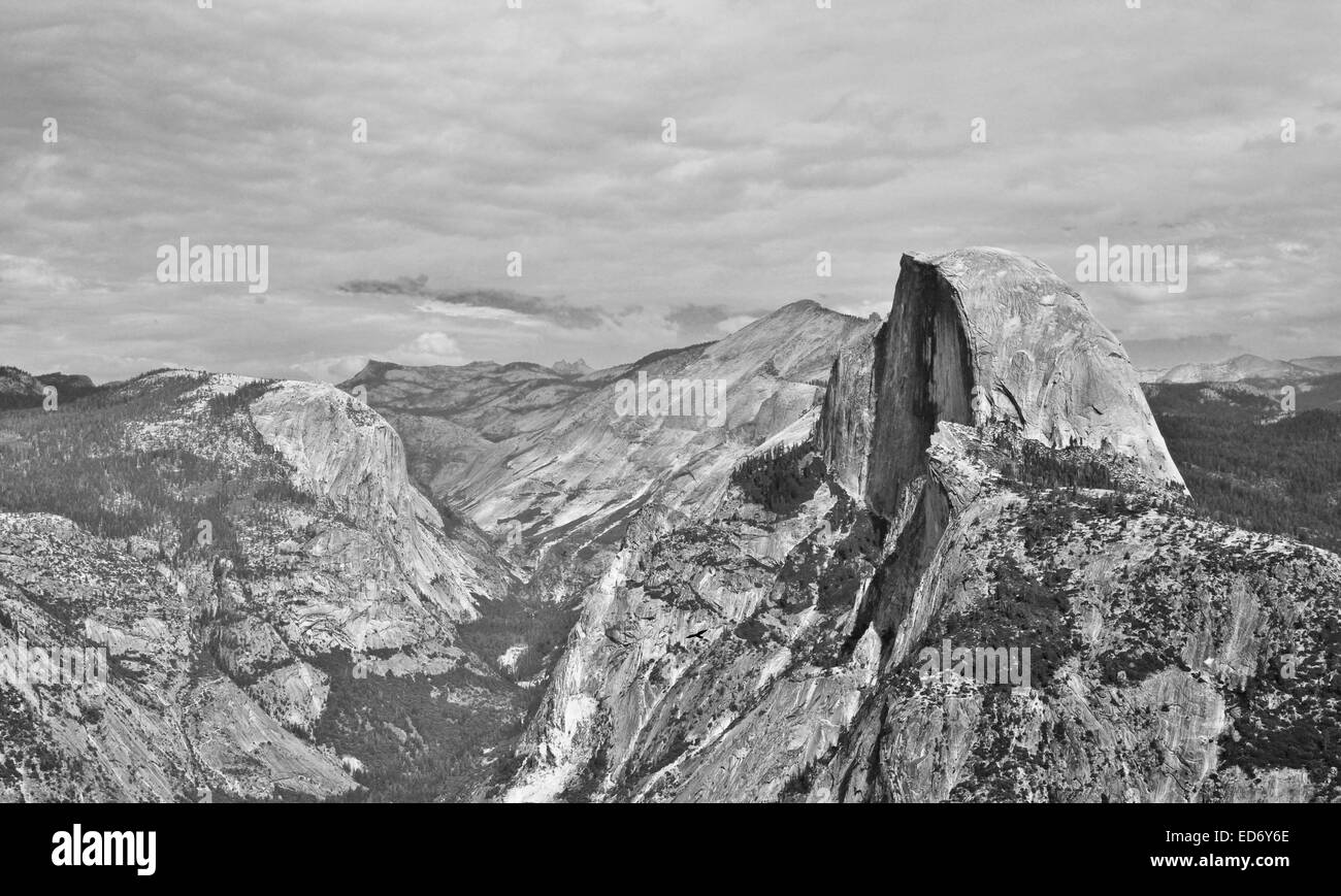 La Vallée Yosemite et Demi Dôme en noir et blanc Banque D'Images