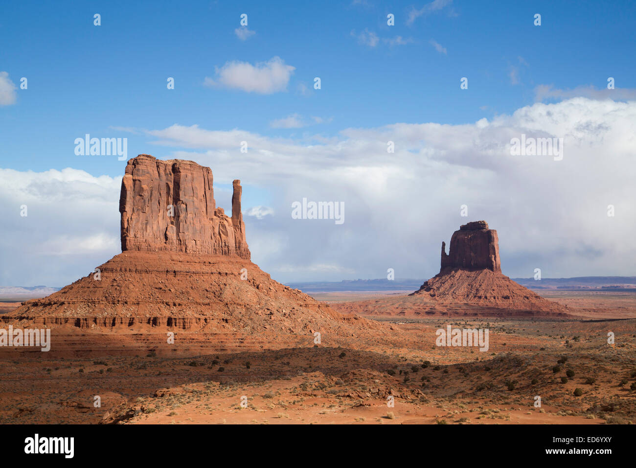 USA, Utah, Monument Valley Navajo Tribal Park, West Mitten Butte (à gauche), à l'Est Mitten Butte (droite) Banque D'Images