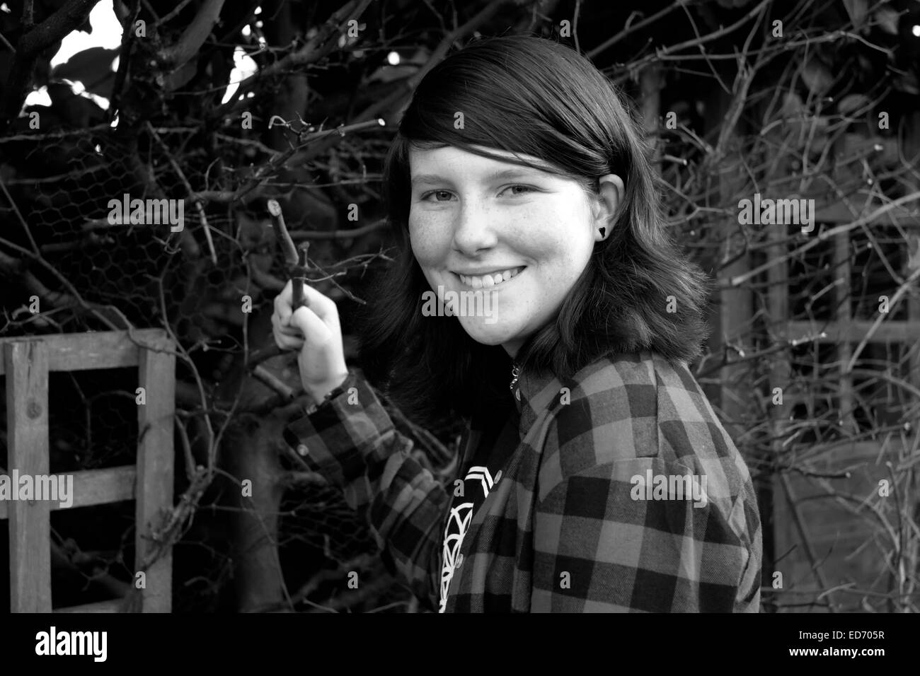 Douze ans smiling girl qui pose pour un portrait dans le jardin de la famille Banque D'Images