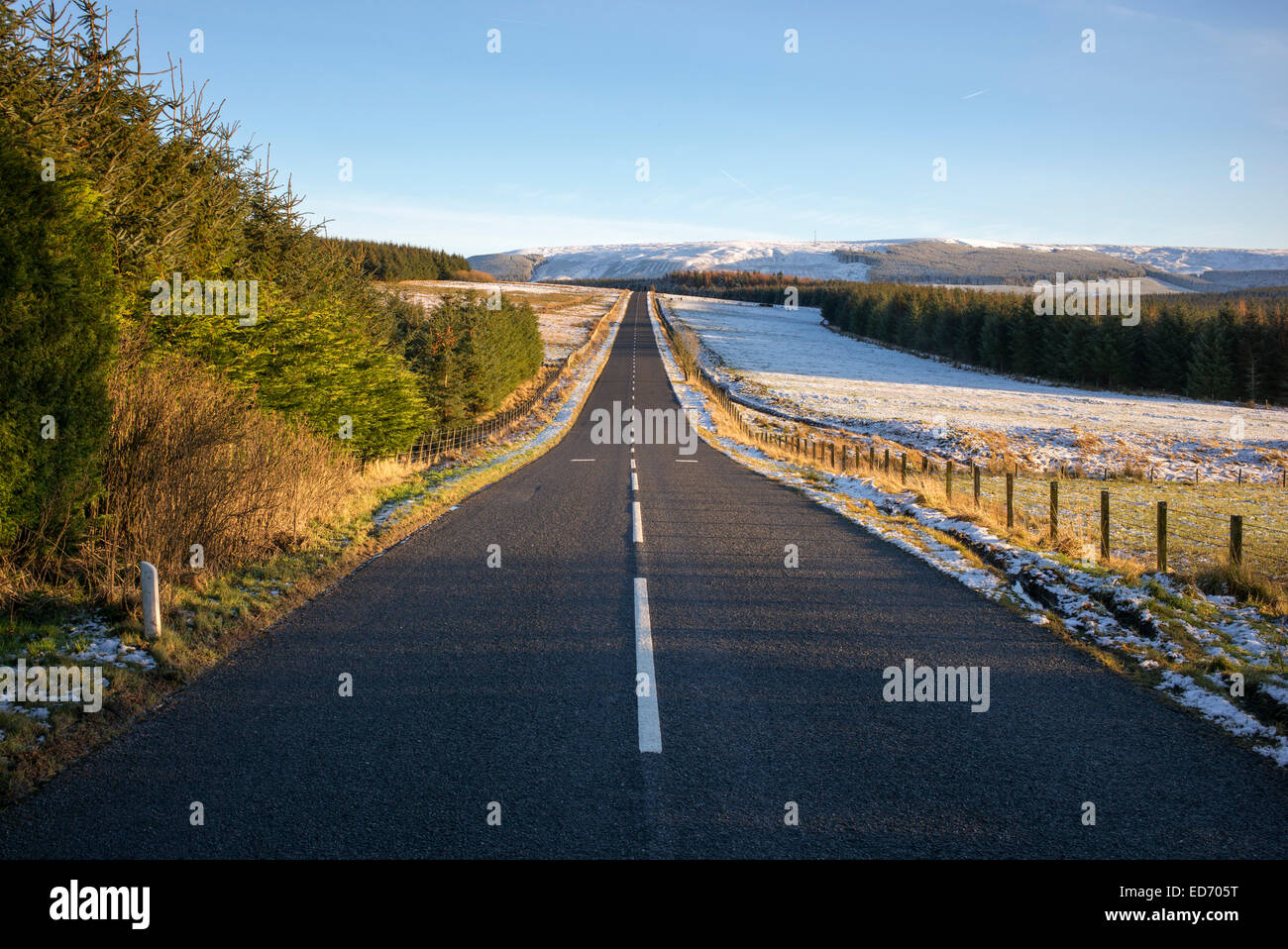 Longue ligne droite sur route la région des Scottish Borders en hiver. Frontières Northumberland / écossais Banque D'Images