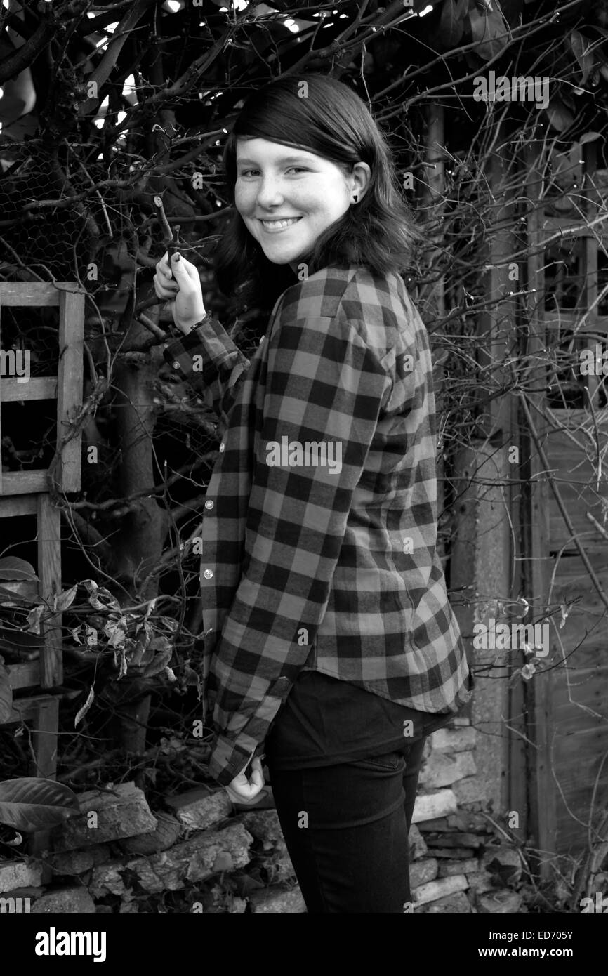 Douze ans smiling girl qui pose pour un portrait dans le jardin de la famille Banque D'Images