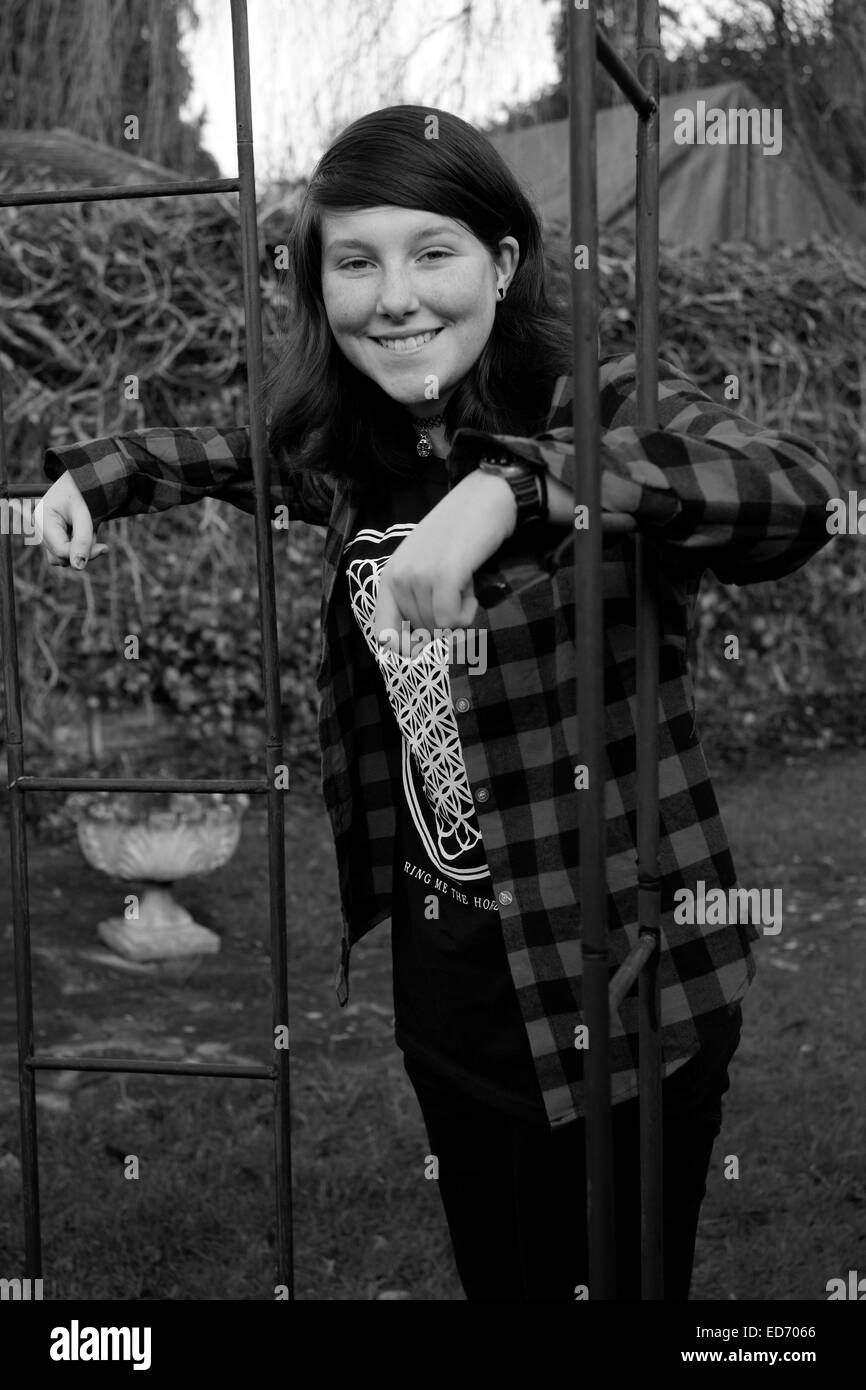 Douze ans smiling girl qui pose pour un portrait dans le jardin de la famille Banque D'Images