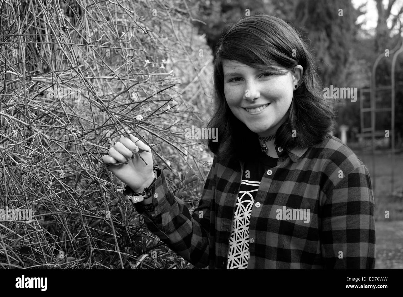 Douze ans smiling girl qui pose pour un portrait dans le jardin de la famille Banque D'Images