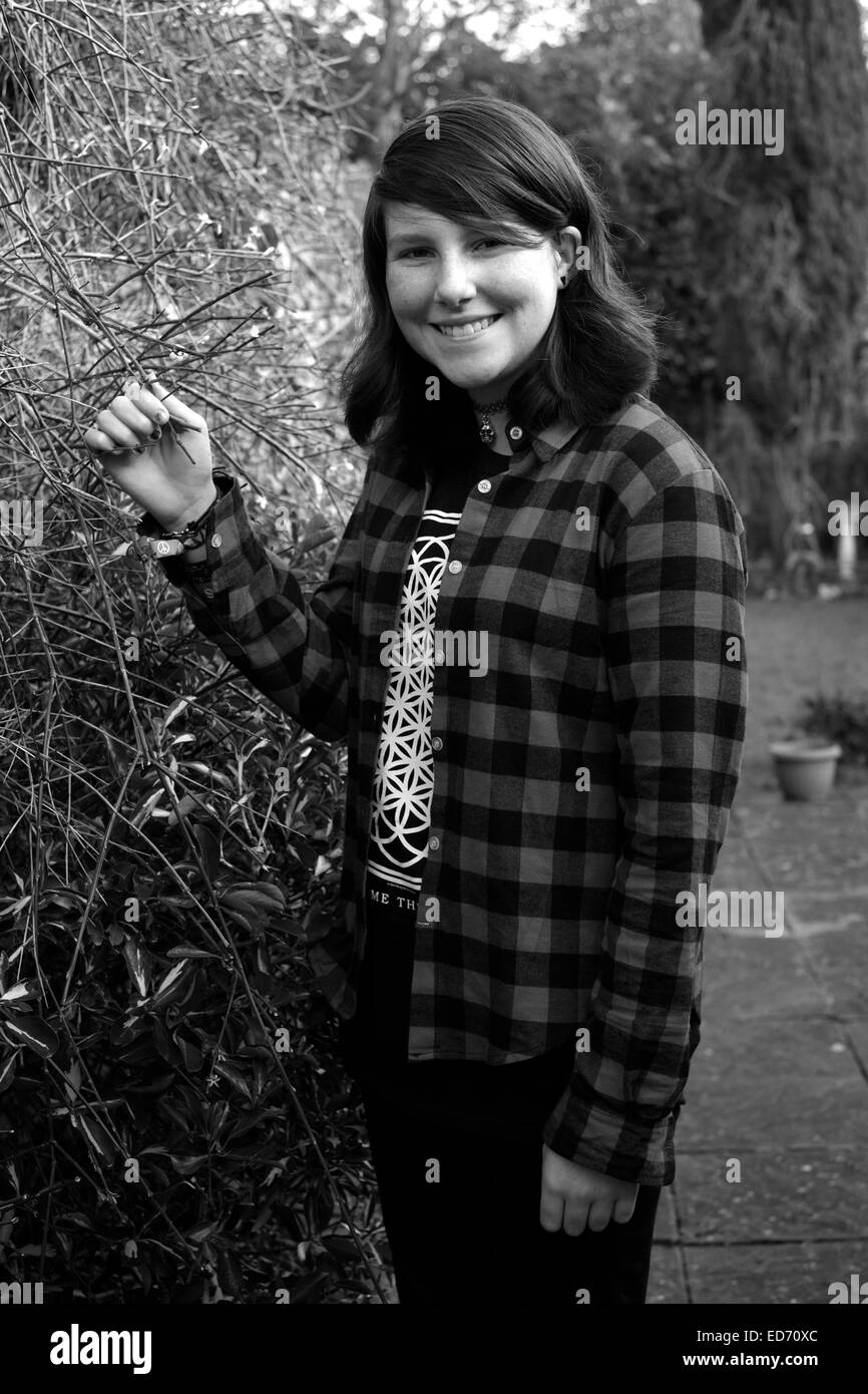 Douze ans smiling girl qui pose pour un portrait dans le jardin de la famille Banque D'Images