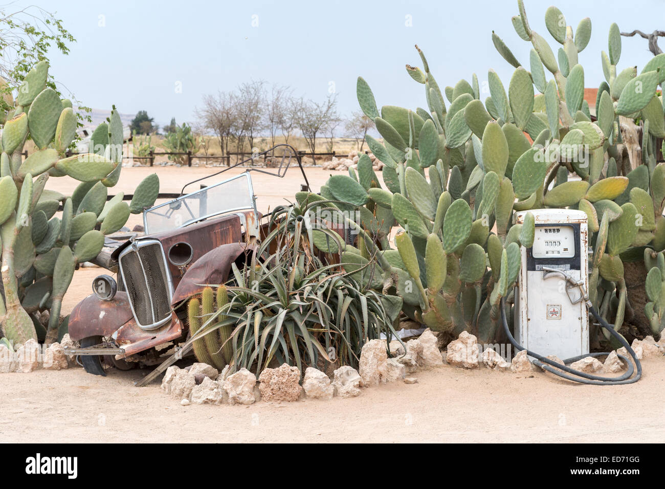 Vieille épave de voiture et pompe à essence, ville de Solitaire, Namibie Banque D'Images