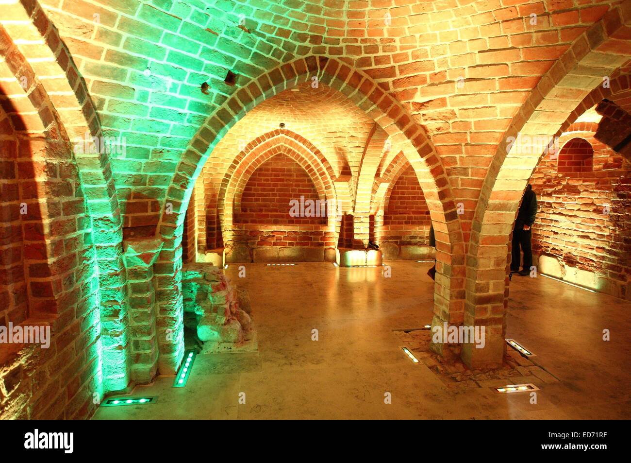Gdansk, Pologne 30E, 31/12/2014 Les caves romanes du 13ème siècle sont maintenant ouverts au public à Gdansk. Les caves ont été découvertes lors de fouilles archéologiques en 2005. Il a été le premier monastère dominicain réfectoire à Gdansk. Les caves ont été enterrés pendant plus de 700 ans. Credit : Michal Fludra/Alamy Live News Banque D'Images