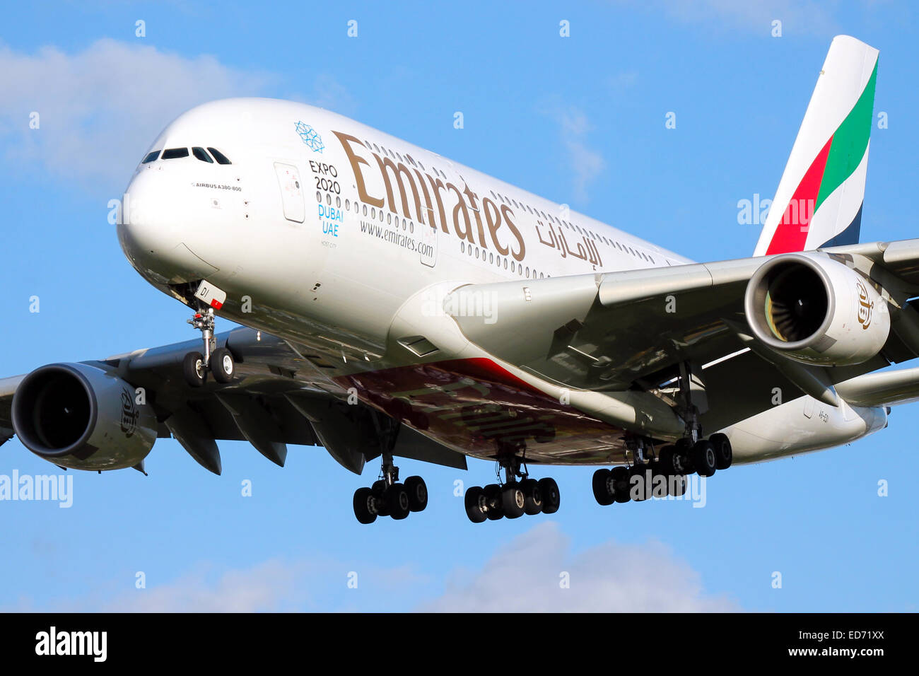 Emirates Airbus A380-800 de la piste 27L à l'approche de l'aéroport Heathrow de Londres. Banque D'Images