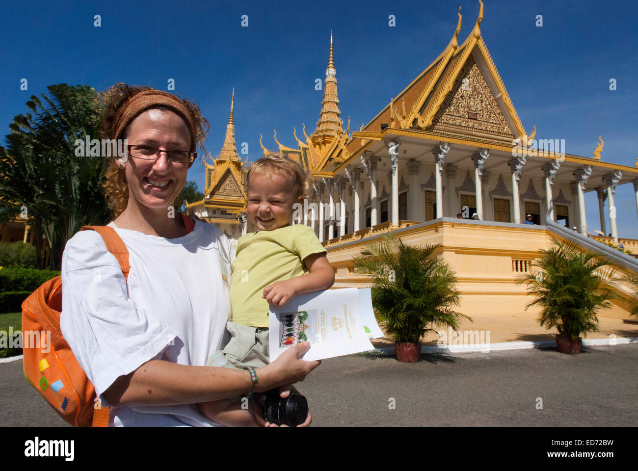 Monk promenade à l'extérieur du Palais Royal. Phnom Penh. Le Cambodge. Voyager avec des enfants. Mère qui voyage avec sa fille. Le Royal Banque D'Images