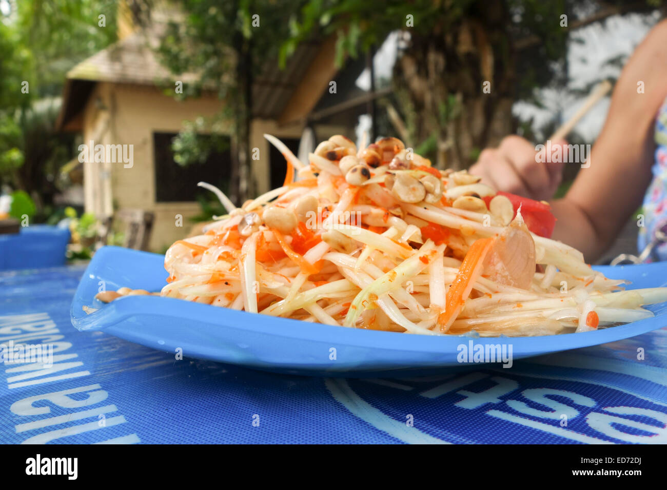 Spicy Thai Salade de papaye verte. Thai street food. hawker. La Thaïlande, l'Asie du sud-est. Banque D'Images
