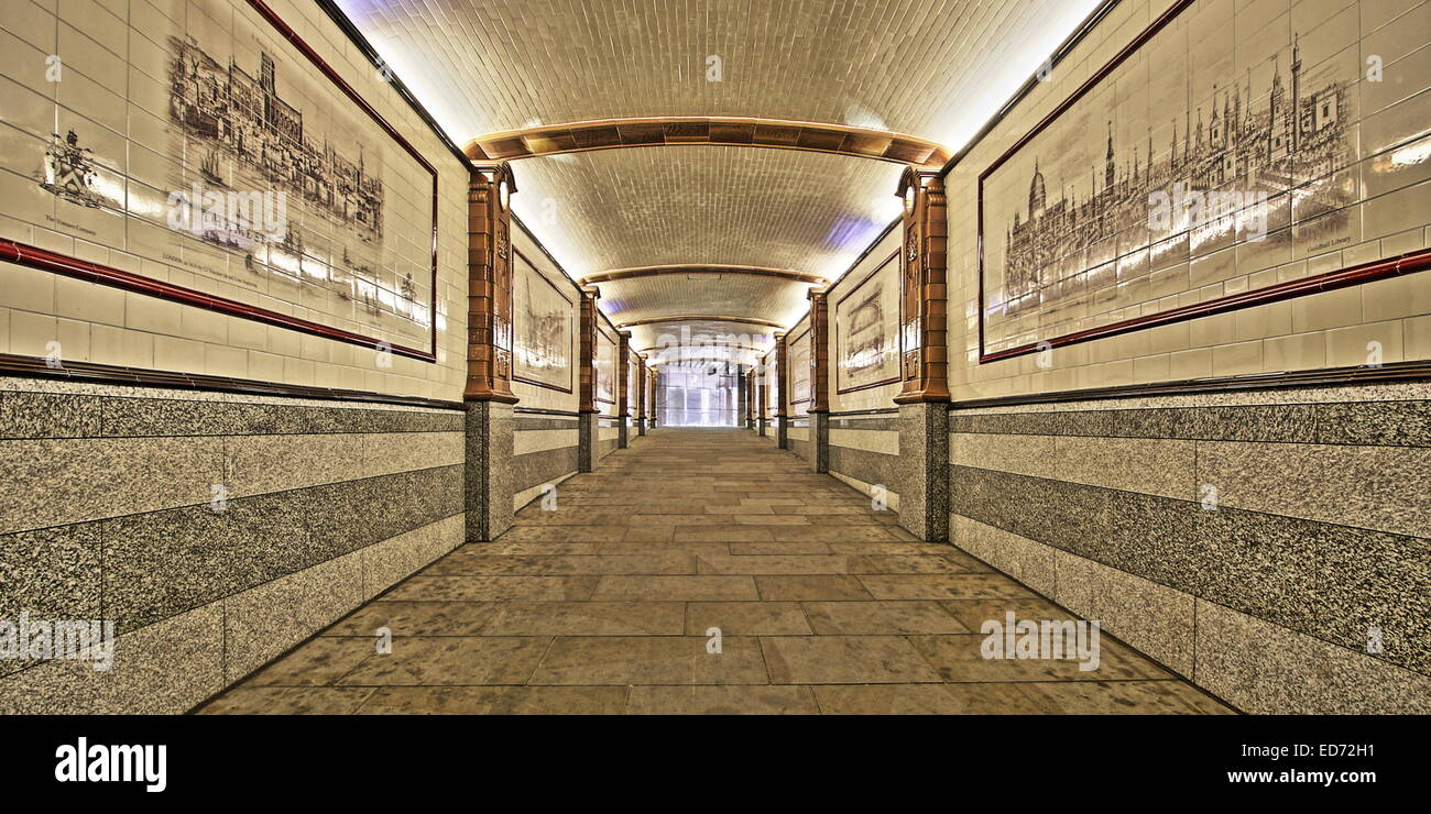 Tunnel pour piétons une partie de l'imprimeur de la marche ci-dessous Souhwark Bridgesouthern fin Banque D'Images Tunnel pour piétons une partie de l'imprimeur de la marche ci-dessous Souhwark Bridgesouthern fin Banque D'Images