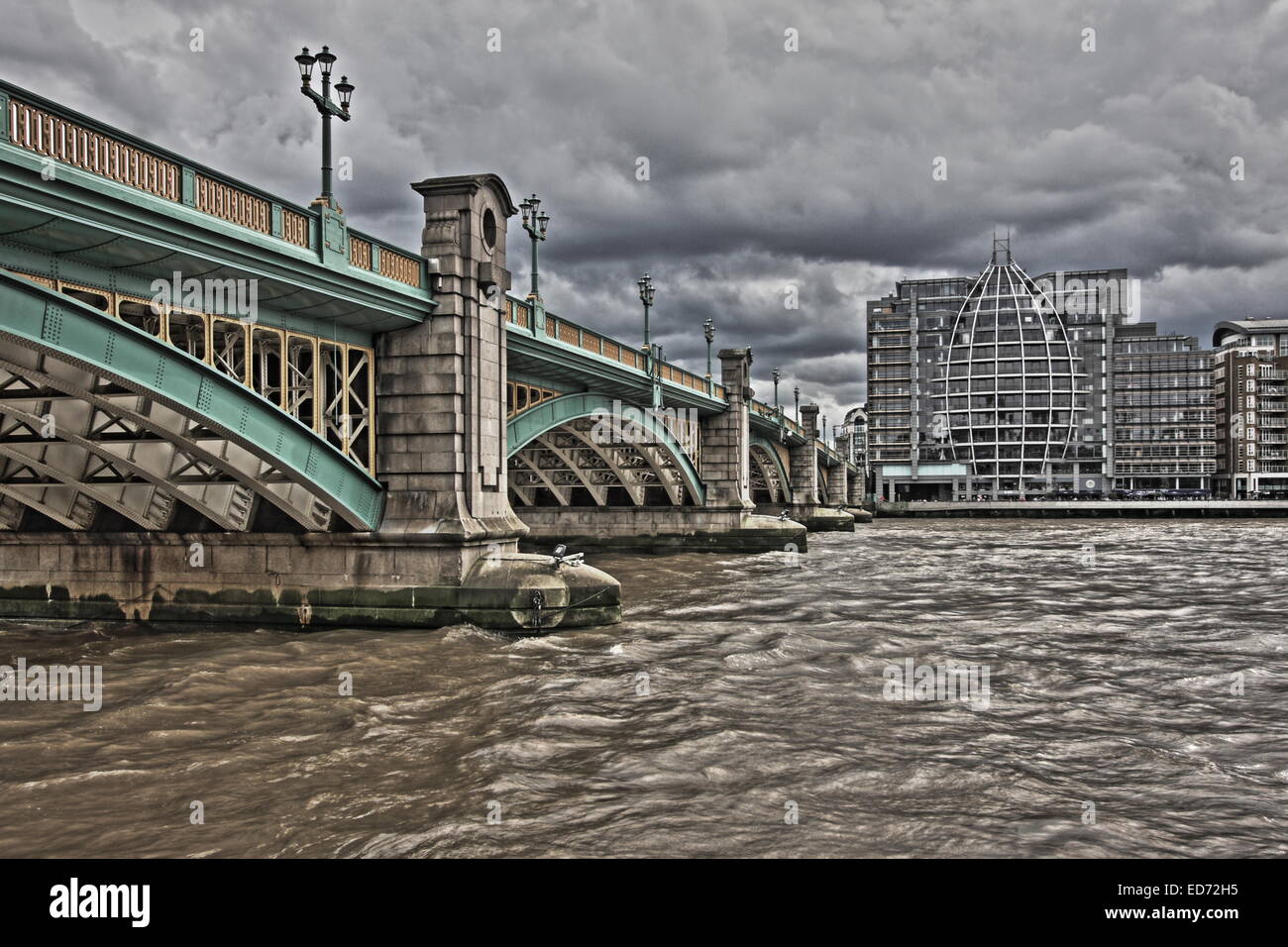 En regardant vers le sud le long de Southwark Bridge, Londres Banque D'Images En regardant vers le sud le long de Southwark Bridge, Londres Banque D'Images