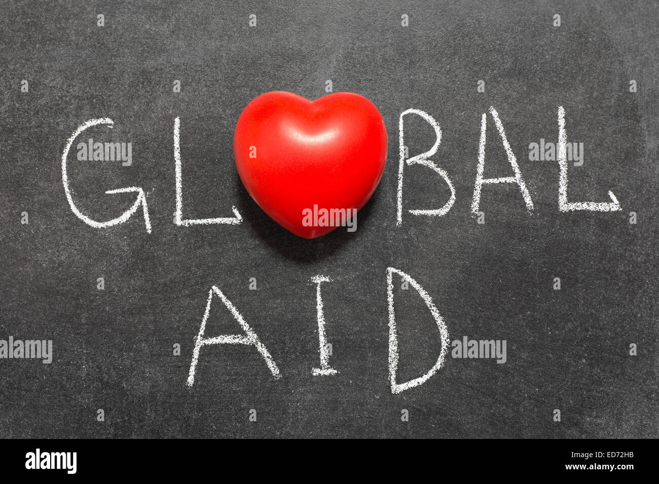Expression de l'aide mondiale à la main sur tableau noir avec le symbole de coeur au lieu d'O Banque D'Images