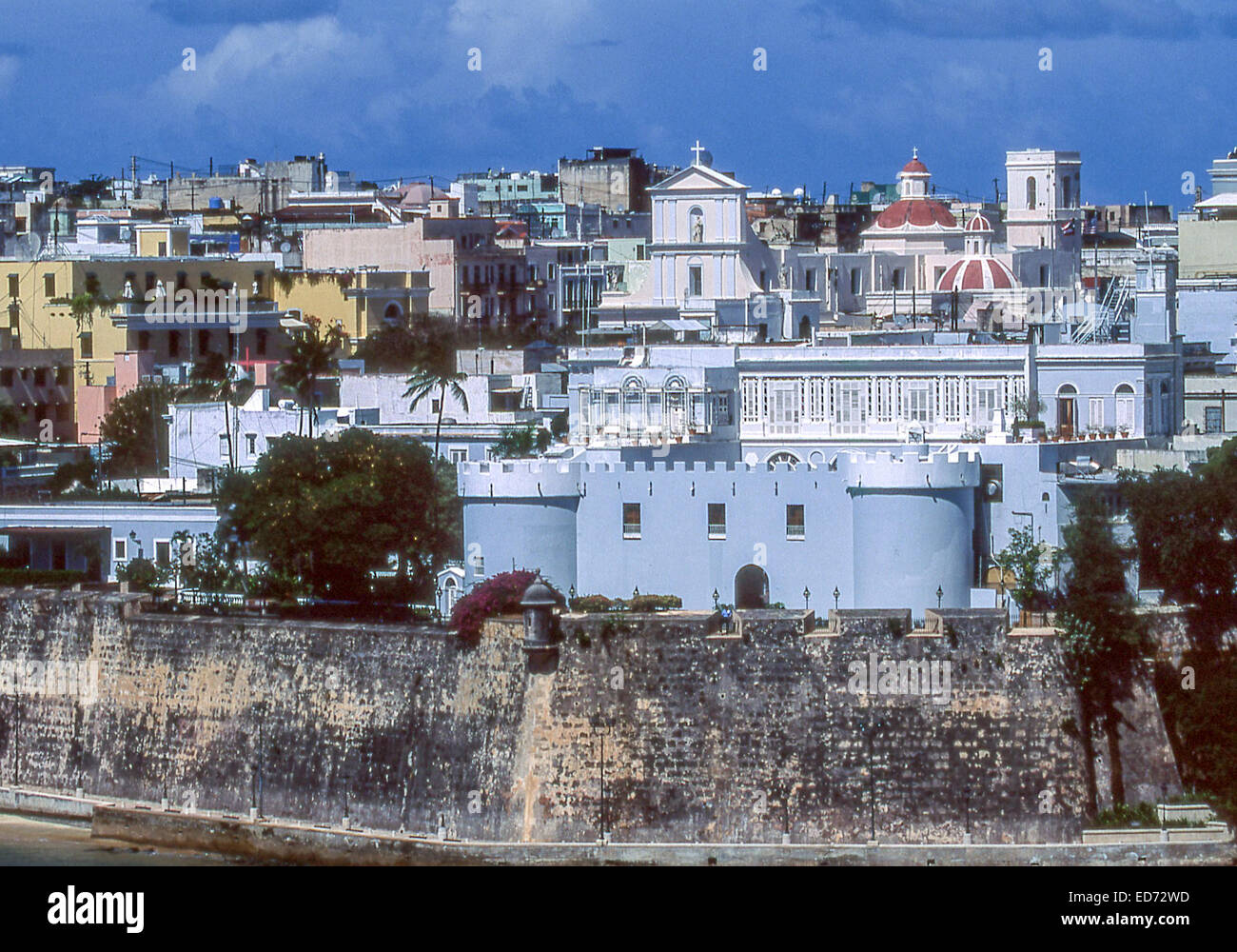 San Juan, Puerto Rico, Etats-Unis. 3ème apr 2001. Au-delà des murs de la ville de Old San Juan est le bleu-gris La Fortaleza, également connu sous le nom de Palacio de Santa Catalina, l'actuelle résidence officielle du Gouverneur de Porto Rico. Construit en 1533 comme une forteresse pour défendre le port, c'est le plus ancien palais des Gouverneurs toujours en usage dans l'hémisphère occidental. Sur la ligne d'horizon sont les dômes et clocher de la cathédrale de San Juan Bautista, la cathédrale catholique de l'Archidiocèse de San Juan, la deuxième plus vieille cathédrale dans les Amériques et le lieu de repos de Juan Ponce de Leon. (Crédit Image : © Arn Banque D'Images