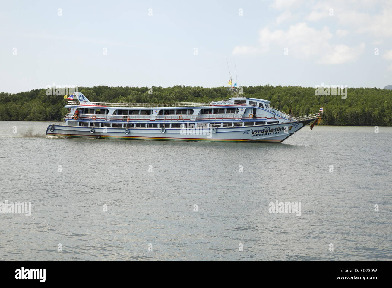 Ferry Boat réunissant les touristes voyageurs à destination des îles Phi Phi. Le sud de la Thaïlande. Krabi, en Asie du sud-est. Banque D'Images