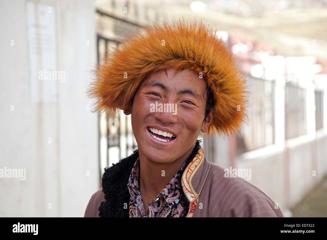 Close up portrait of smiling man with fur hat tibétaine dans le village Qagca Cacagoin /, province du Sichuan, Chine Banque D'Images