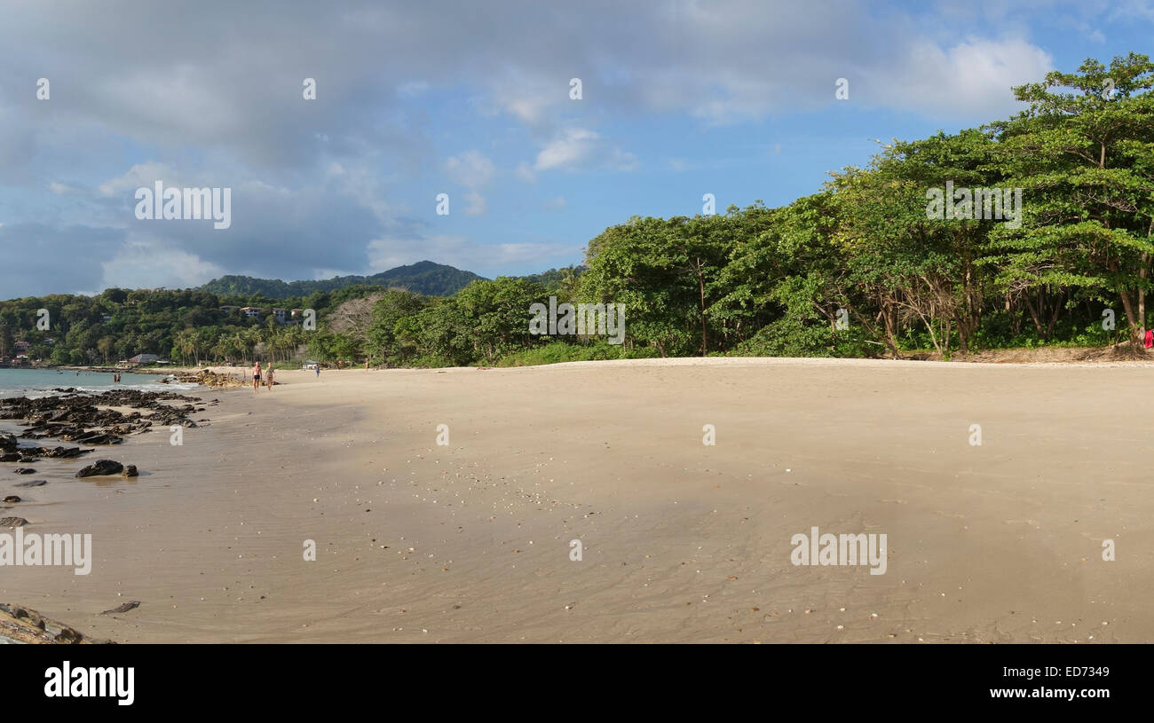 Plage avec derrière la forêt tropicale, Ko Koh Lanta, Krabi, Thaïlande. En Asie du sud-est. Banque D'Images