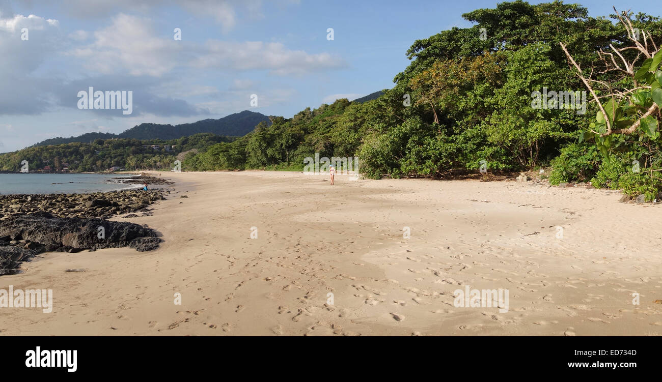 Plage avec derrière la forêt tropicale, Ko Koh Lanta, Krabi, Thaïlande. En Asie du sud-est. Banque D'Images