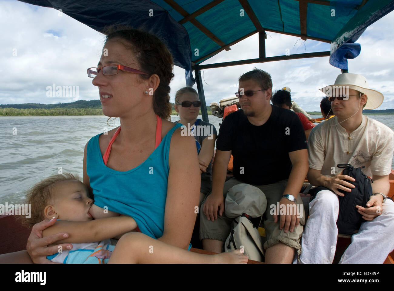 Une mère d'allaiter son bébé fille à l'intérieur d'un bateau dans le parc national de Ream. Parc national de Ream est à 18 kilomètres de downtow Banque D'Images