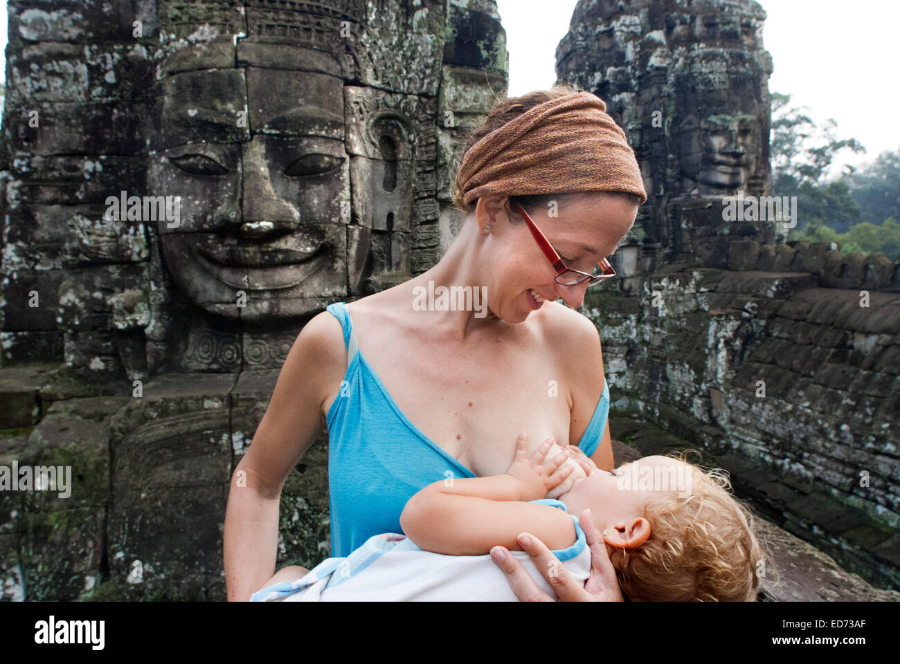 Une mère d'allaiter son bébé fille dans le temple Bayon. Angkor Thom. Le Cambodge. Angkor Thom a été construit comme un carré, les côtés Banque D'Images