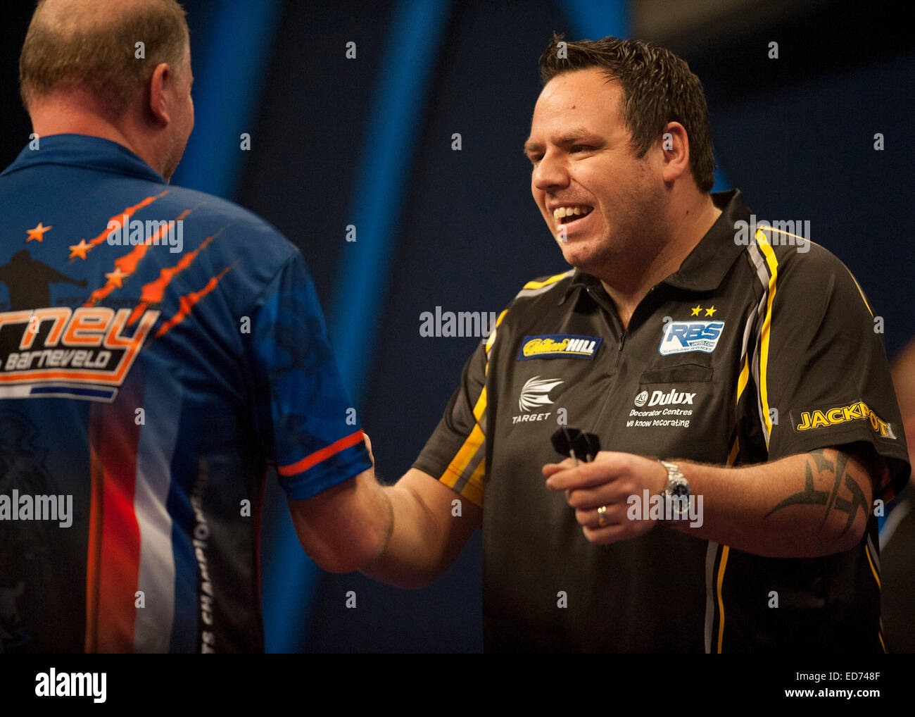 30.12.2014. Londres, Angleterre. William Hill PDC World Darts Championship. Raymond van Barneveld (14) [NED] félicite Adrian Lewis (3) [FRA] après Lewis hits un dart neuf terminer. Banque D'Images