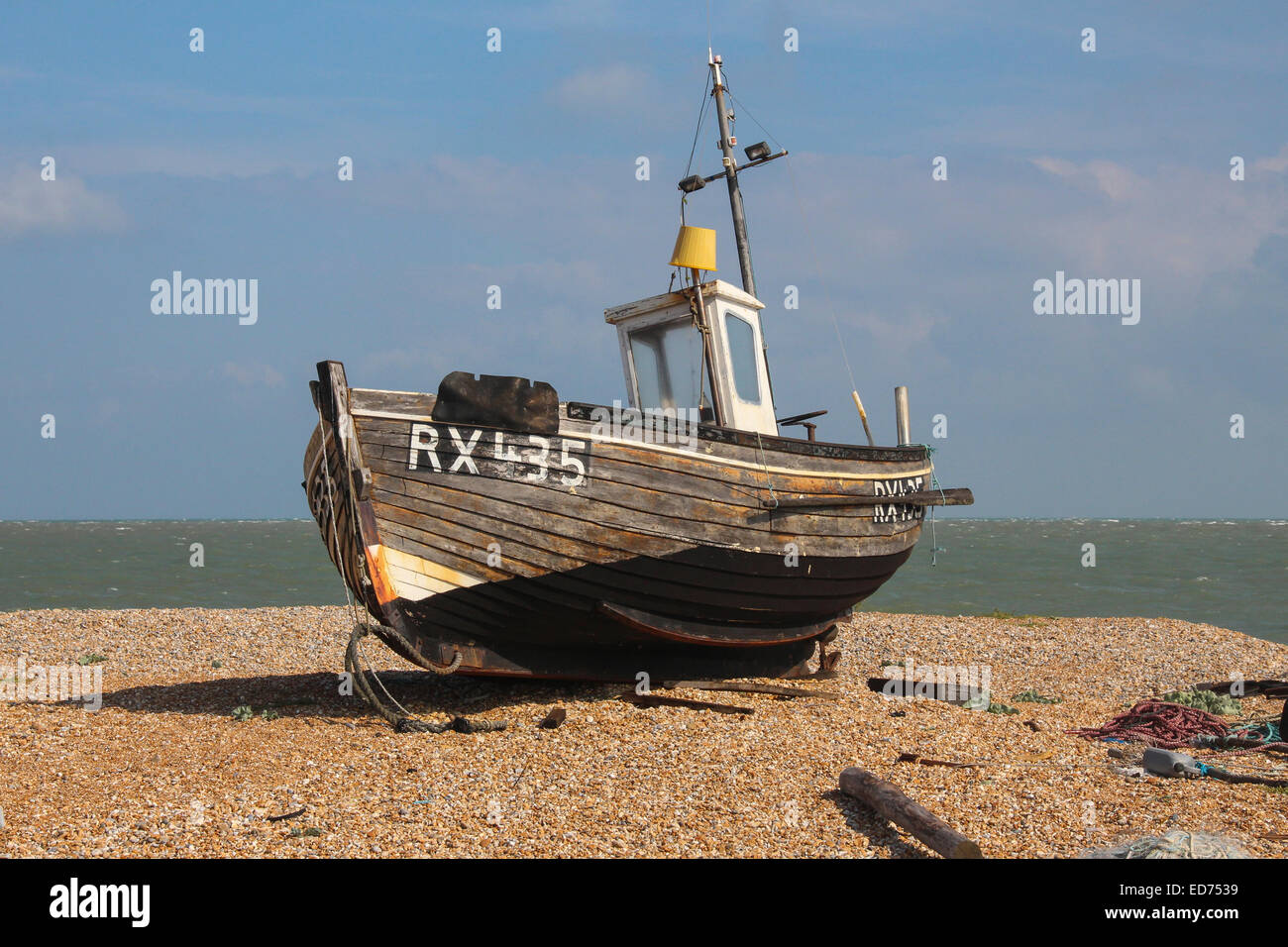 Bateau de pêche sur le bardeau à Dungeness, le seul désert de la Grande-Bretagne Banque D'Images