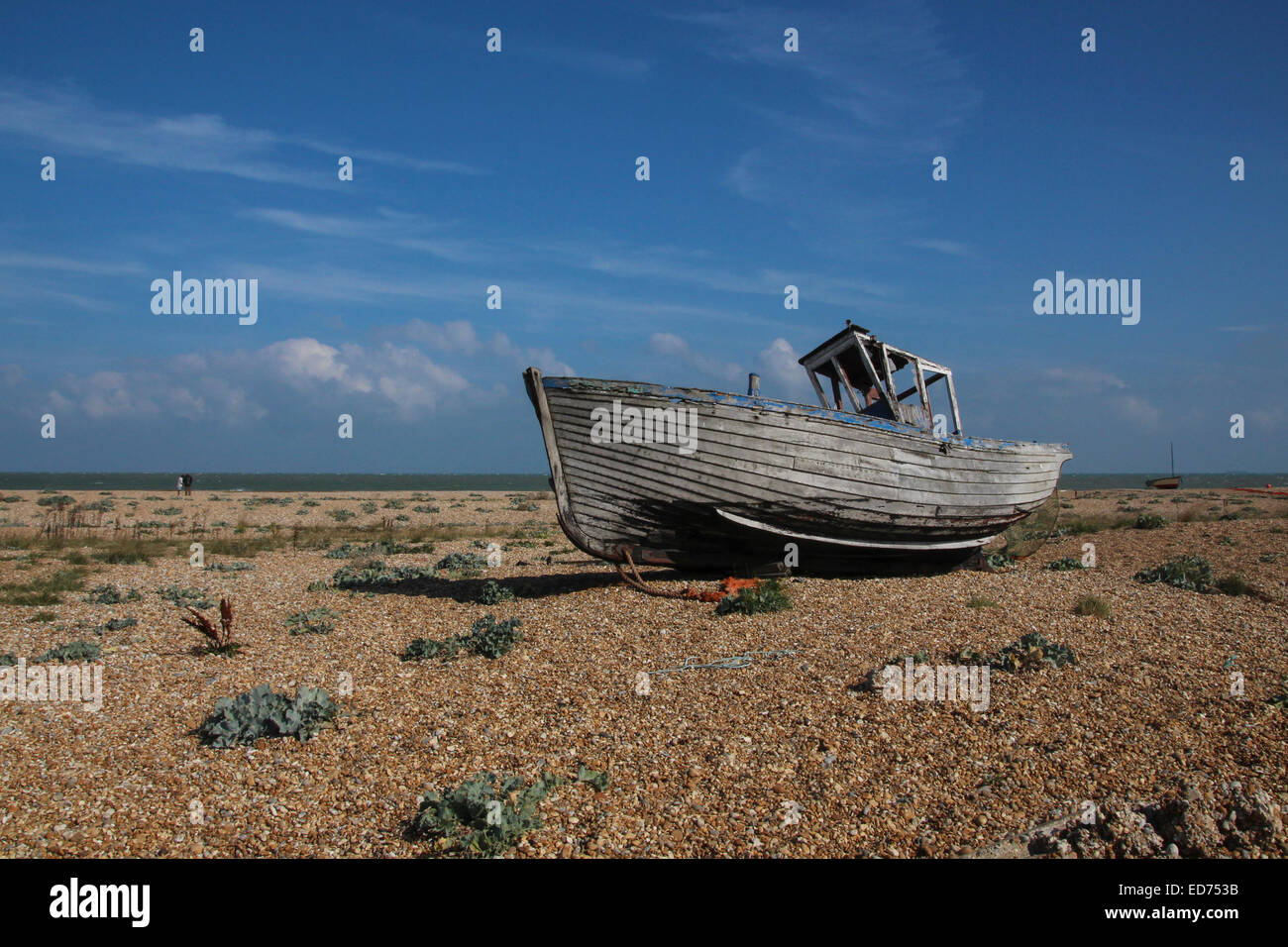 Bateau abandonné sur le bardeau à Dungeness, le seul désert de la Grande-Bretagne Banque D'Images