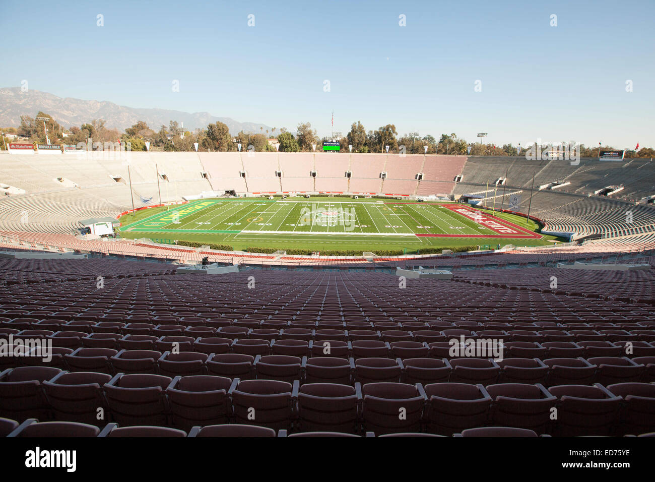 Pasadena, CA. Dec 30, 2014. Champ du Rose Bowl est peint et prêt à aller pour le 101e Rose Bowl game présentée par Northwestern Mutual le jeudi 1er janvier 2015, CA. (Crédit obligatoire : Juan Lainez/MarinMedia.org/Cal Sport Media) (photographe complet, et de crédit requis) © csm/Alamy Live News Banque D'Images