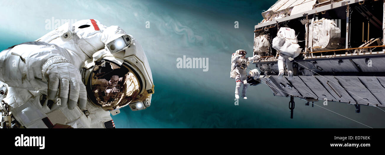 Un artiste pour l'inscription d'une équipe d'astronautes effectuant des travaux sur une station spatiale en orbite autour d'une grande, alors que Jupiter-plan comme alien Banque D'Images
