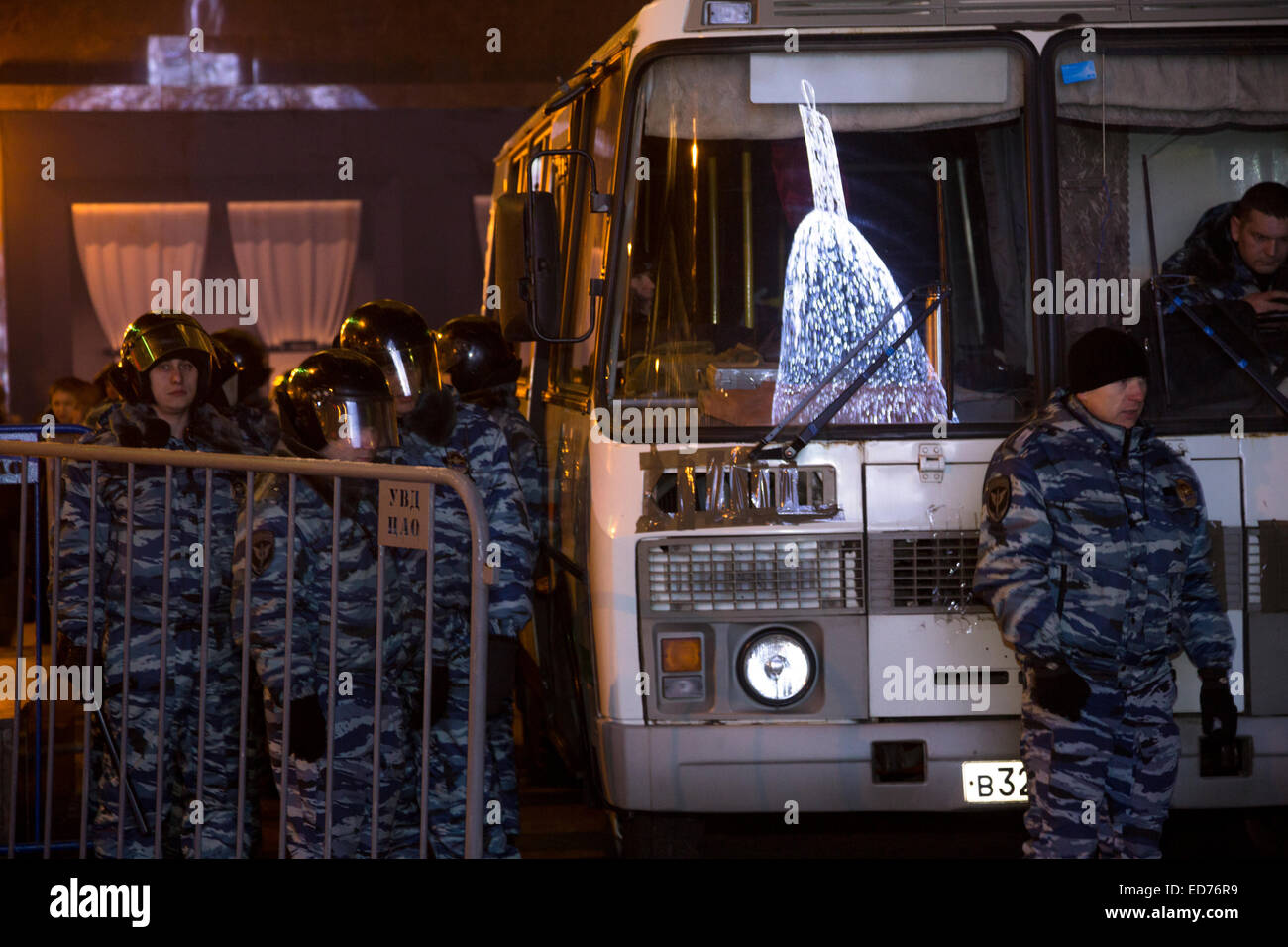 Moscou, Russie. 30 Déc., 2014. Les partisans du chef de l'opposition russe Alexei Navalny tenir un rassemblement non autorisé à Manej square Crédit : Nikolay Vinokourov/Alamy Live News Banque D'Images