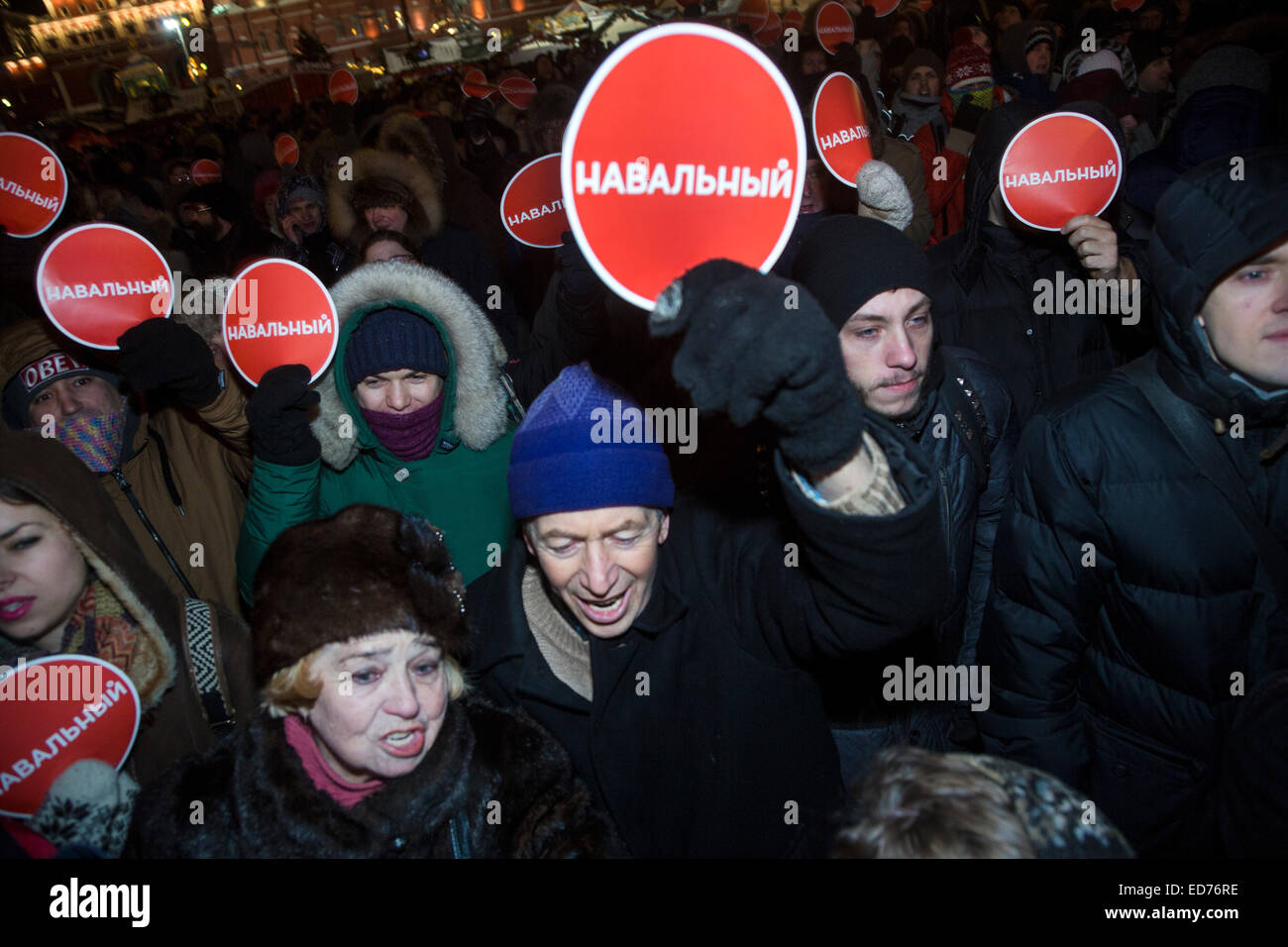 Moscou, Russie. 30 Déc., 2014. Les partisans du chef de l'opposition russe Alexei Navalny tenir un rassemblement non autorisé à Manej square Crédit : Nikolay Vinokourov/Alamy Live News Banque D'Images